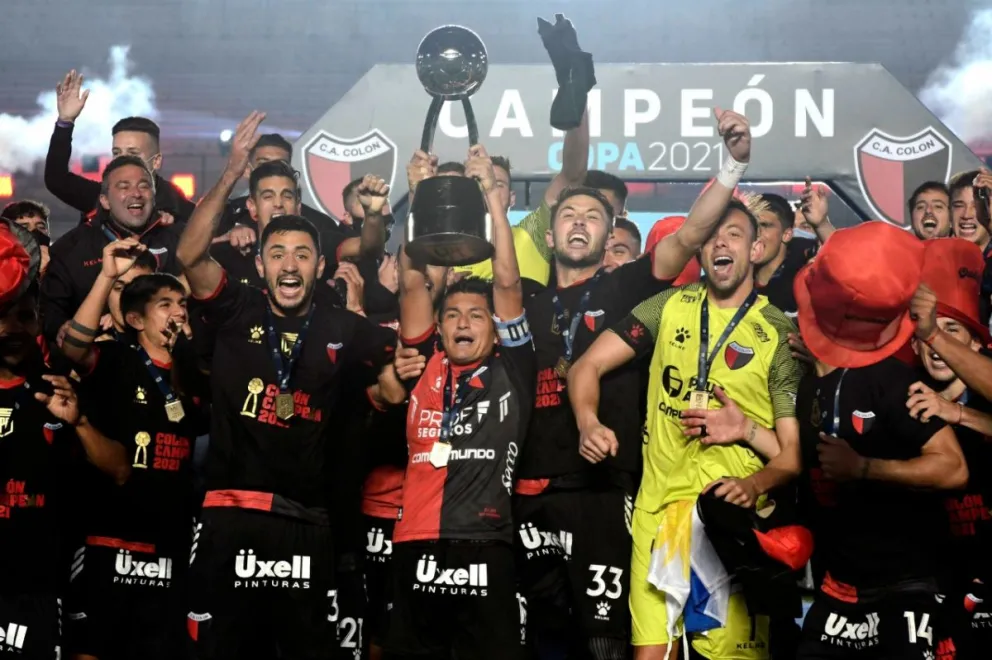 ¡Colón por primera vez campeón del fútbol argentino!