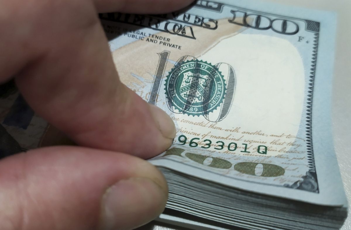 Tras devaluar, el Gobierno baja el impuesto sobre el dólar Qatar