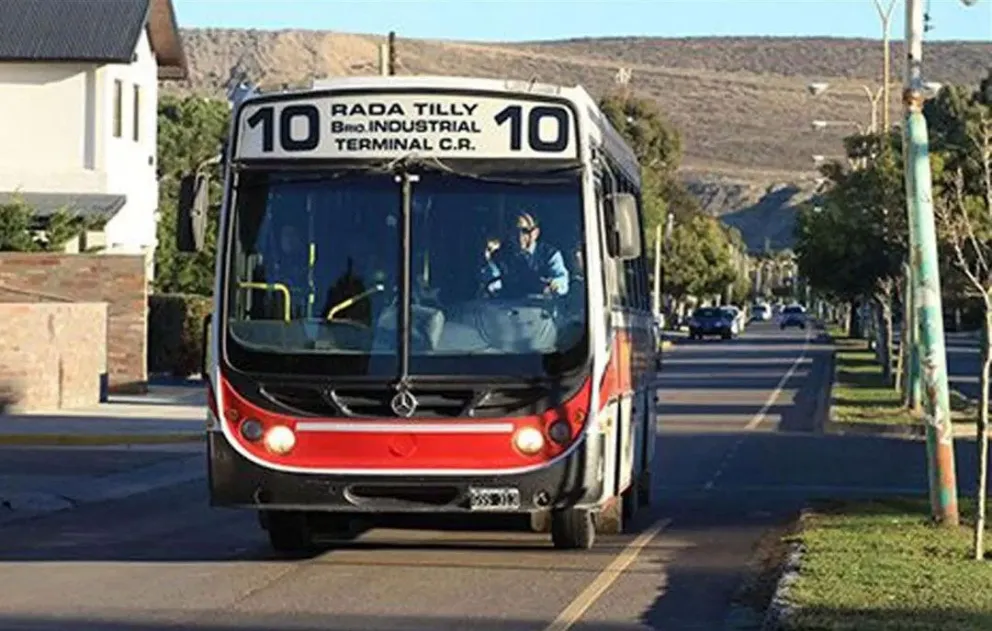 Sin transporte entre Comodoro Rivadavia y Rada Tilly, por el adeudamiento de sueldos y aguinaldos a choferes
