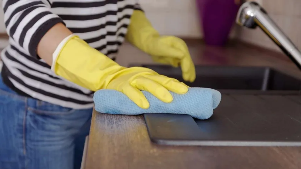 Oficializaron un aumento salarial para el personal doméstico: cuánto cobrarán desde mayo