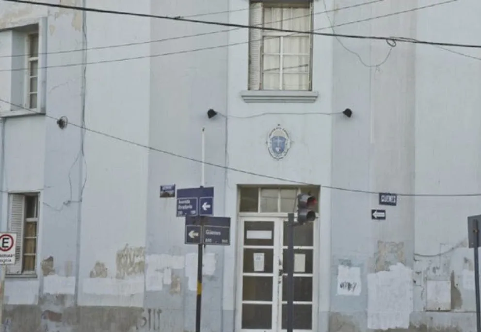 Lo detuvieron por romper el vidrio de un domicilio