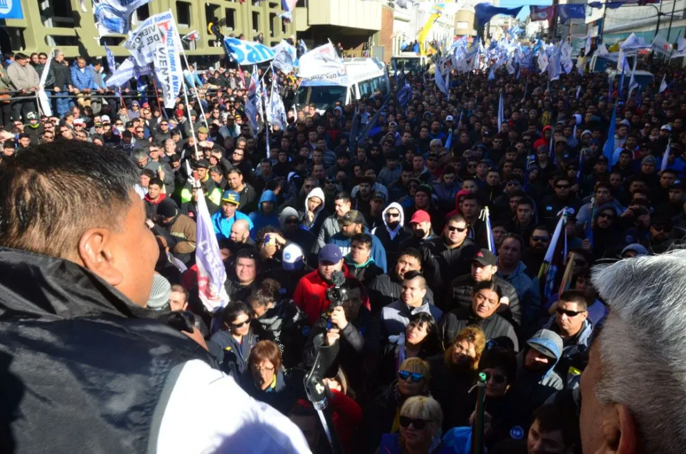 Petroleros se movilizan en el día aniversario en defensa de la cuenca