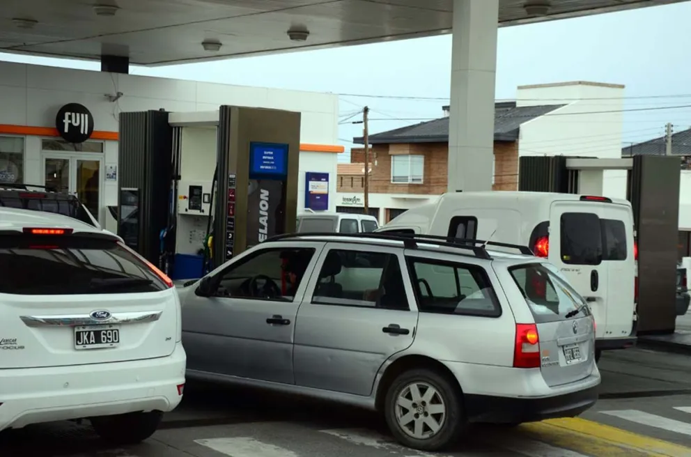 Shell primero, YPF, Axion y Puma después, subieron las naftas el 4% acordado en Precios Justos