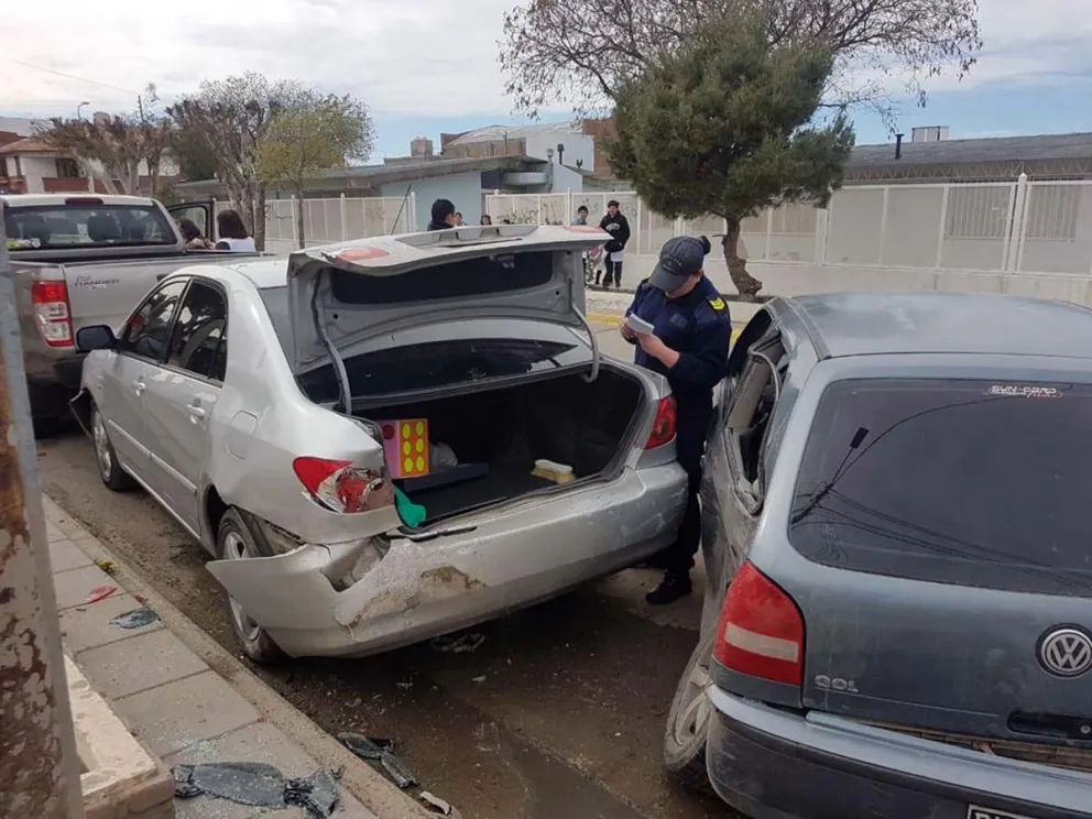 Le chocaron el auto estacionado y busca al conductor que provocó el accidente