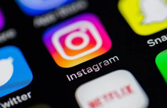 Instagram reducirá el alcance de cuentas con personas creadas por inteligencia artificial