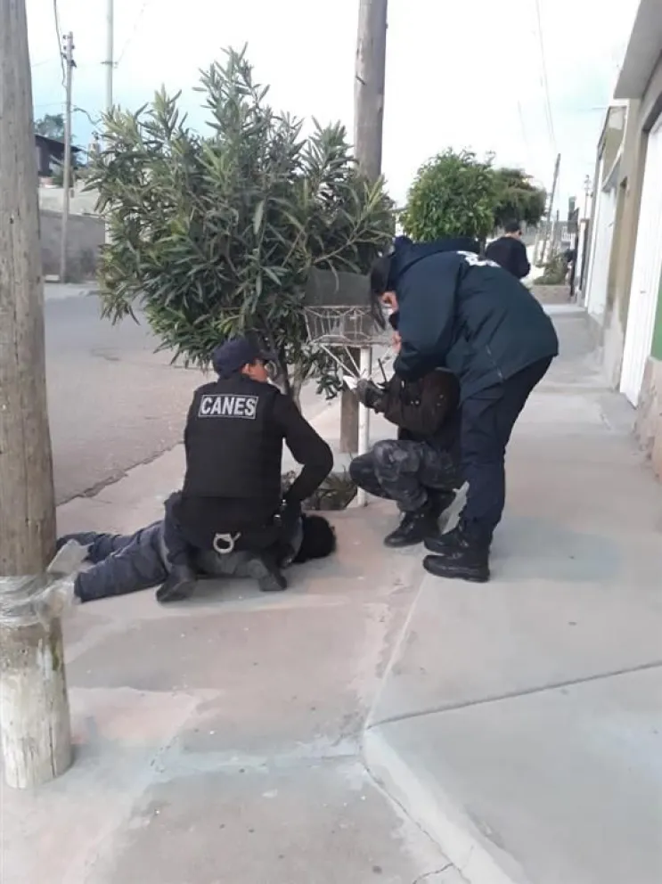 Interceptan un vehículo en donde un hombre circulaba con un arma de ...
