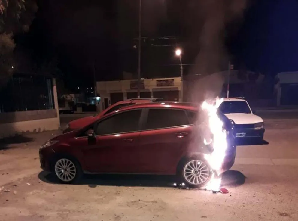Con una bomba “molotov” incendiaron un auto en Trelew, pero el dueño evitó que se quemara completamente