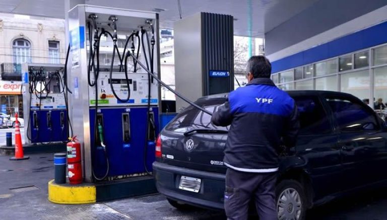 YPF se sumó a las otras petroleras y aumentó un 4% los precios de sus combustibles