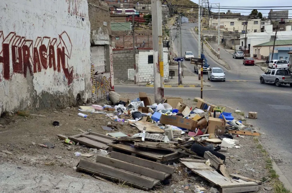 Una esquina inundada de basura