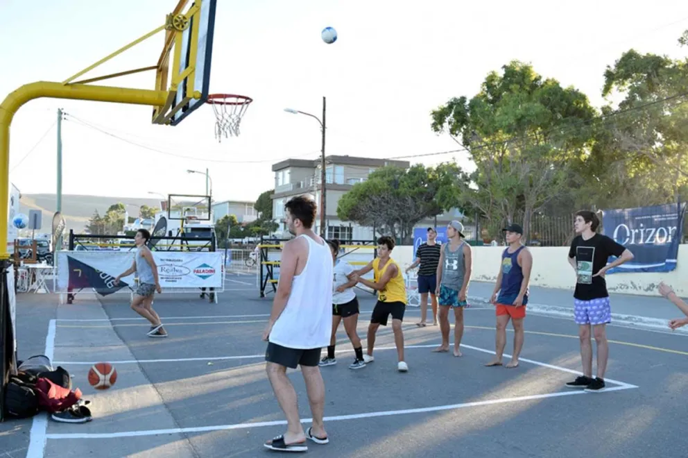 El Street Ball juega en la Costanera de Rada Tilly
